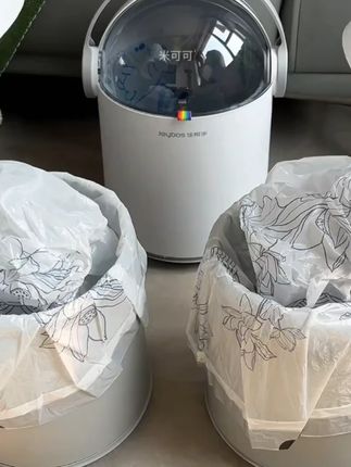 这个设计绝了!能自动吸附垃圾袋的垃圾桶!还能顺便检查垃圾袋破洞,带盖就能防止异味和小飞虫!#带盖垃圾桶