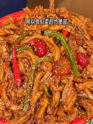 谁懂!!又脆又嫩的贡菜无骨鸭掌真的绝了!裹满红油,香香辣辣的超好吃!!#无骨鸭掌 #零食推荐 #追剧小零食 %