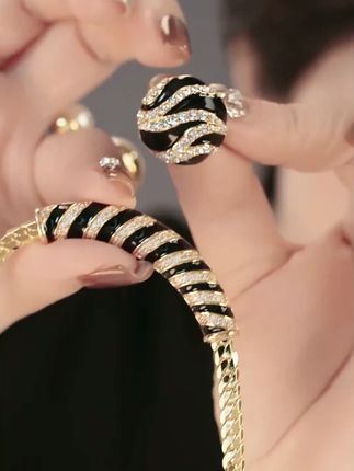 铜合金合成锆石耳饰 法式精致条纹耳钉女高级感轻奢洋气耳环#耳环 #首饰分享 #热门  #热门音乐🔥  #热门短剧推荐