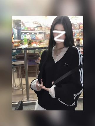 韩系简约秋季V领卫衣长袖女蕾丝刺绣拼接外套时尚设计感上衣#秋季卫衣 #韩系女款 #蕾丝刺绣 #V领外套 #时尚上衣