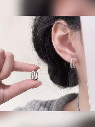 姐妹们一定要拥有一对素圈耳环,因为它真的是太百搭了!无论是休闲风还是淑女装都能轻松驾驭,而且它还有两种戴法,可以让你每天都有新花样。这么一款时尚又实用的耳环,价格却十分亲民,性价比超高,喜欢的朋友千万不要错过,赶紧点击下方链接把它带回家吧! #925银针 #经典百搭 #银色素圈 #耳环 #仙女必备 @DOU+好生意 @DOU+小助手