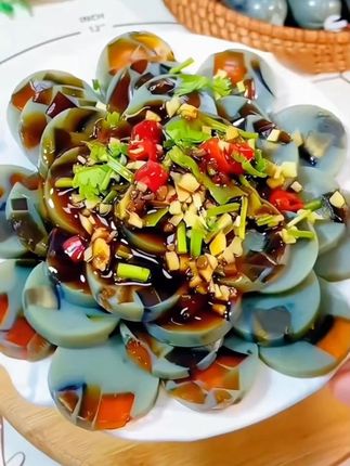 爱吃松花蛋的一定拒绝不了这个松花蛋肠,Q弹爽滑,用料足每一口都能吃到皮蛋,直接吃或者切片凉拌都很好吃! #松花蛋肠 #凉菜 #皮蛋 #松花皮蛋 #下酒菜