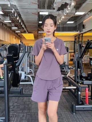 运动 让运动成为一种享受,每一次呼吸都感受到舒适与自在。 #瑜伽服 #显高显瘦显腿长 #速干裤 #健身穿搭 #运动穿搭