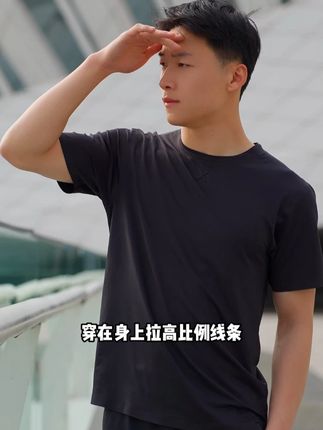 夏日运动最怕 “贴身穿”,这件短袖自带 “排湿 buff”, 汗水秒干不黏身,甩开束缚尽情动。#夏季必备 #短袖t恤 #透气舒适 #运动