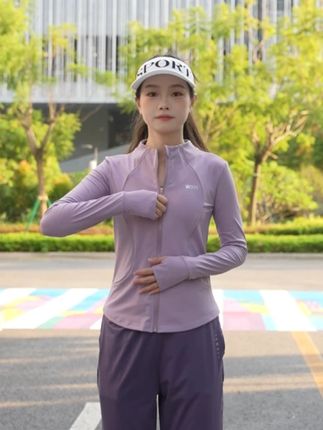热爱健身的女孩都闪闪发光~ 实验证明比普通速干衣强3倍👇 •运动10分钟:蜂巢微孔全面张开排汗 •运动30分钟:内里保持干爽外层不渗水 •静止5分钟:温度调节纤维自动保温 🎯上周穿着跳操 汗水直接滑落不沾身! #微胖女孩逆袭 #秋冬运动穿搭 #运动女孩 #健身穿搭 #大码穿搭天花板