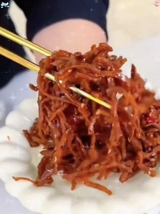 ✨家人们知道吗?淄博酱倒缸的炒咸菜丝可是大有来头哦! 吃上它,就像置身于淄博的大街小巷,感受着那里的烟火气与温暖。还等什么,赶紧尝尝吧!#明火炒制 #安心选材 #淄博特色下饭菜 #好吃到停不下来 #零食推荐
