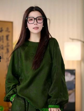 它是新中式生活美学的宣言,是你可以穿着去任何场合的、不动声色的高级。#香云纱 #国风古韵 #东方美学 #轻奢女装 #显瘦遮肉