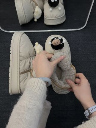 把温暖穿在脚上~这双毛茸茸的雪地靴,在家是惬意,出门是勇气!#雪地靴