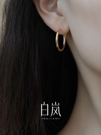 素圈耳环|日常去佩戴,能给平凡穿搭加一丝质感,这圈简单的金属环,藏着不费力的高级感,让每一次抬手都自带从容气场。#白岚 #白岚在地美学 #白岚饰品旗舰店 #白岚素圈耳环 #时尚饰品 ED4233ED4231-LY2507
