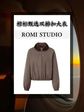 9.25 午后光影下,它宛如艺术品般静置。流畅线条勾勒出优雅轮廓,弧度转折间藏着细腻巧思。浅鎏金与柔雾灰交织出层次,边缘处的微光设计,让每一次目光停留都有新的惊喜。利落的几何造型中透着温柔质感,无需过多装饰,却能轻松融入不同场景,无论是置于桌面还是手持在侧,都能成为视线焦点,尽显独特品味与不俗格调,为日常增添一抹精致亮色。#好穿又好搭#ootd穿搭#日常搭配#romi上新