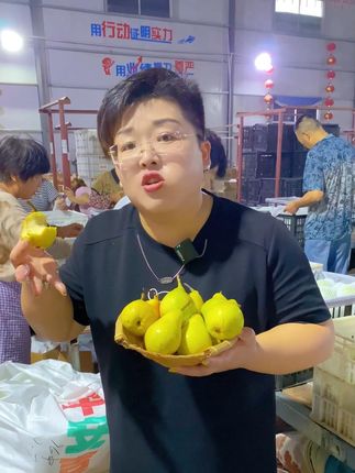 从小吃到大的梨 当季的梨,放软之后可好吃了#太婆梨 #香蕉梨 #烟台