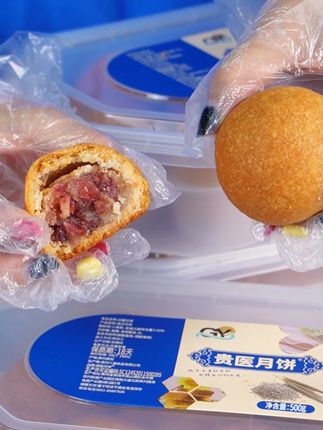 一掰开就全是肉馅,立马惊艳到我的月饼! 贵医月饼新鲜出炉了,贵阳人都知道的老味道,酥脆的外皮搭配三肥七瘦的火腿馅,直接勾起贵阳人的味蕾#月饼 #中秋 #云腿月饼 #宣威火腿