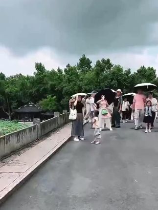 一个人能没教养到什么程度?央视仅用一个画面告诉你,规矩和教养不是人人都有,刻在骨子里的教养才是我大中华的品德!#教养 #规矩 #传统文化 #教育