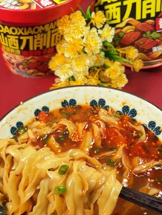 薄厚均匀刀削面,油泼辣子点睛,香绝! #山西刀削面 #速食泡面 #美味速食 #打工人美食