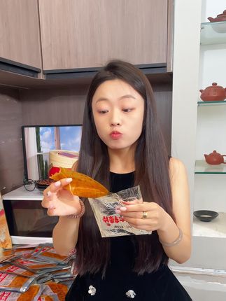 老式大辣片,麻辣新体验,辣到你停不下来!#老式大辣片 #手撕大辣片 #美味速食 #童年零食