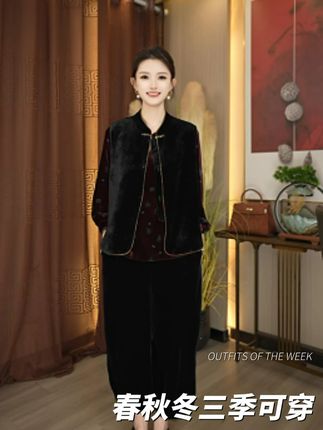 季节更迭的温柔提示:是时候,让丝绒包裹你的身心了。#丝绒 #琥珀流光 #秋冬穿搭 #秋季溜娃好搭子