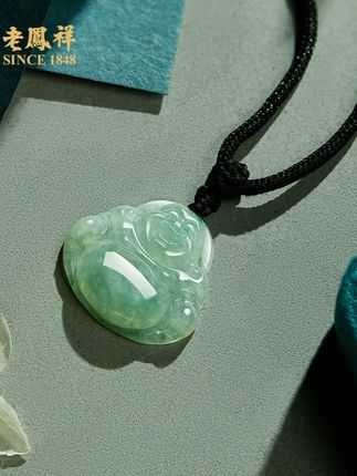 老鳯祥 翡翠佛公吊坠笑口常开好运自然来笑佛挂坠 💚翡翠喜乐笑佛吊坠太治愈啦~😆佛像笑口常开,看着就满心欢喜~✨戴上它,仿佛能被这份喜乐感染,还能收获平安守护,愿你天天都有好心情,生活顺遂又安康🥰~ #翡翠 #特色玉雕作品 #藏品 #惊世翡翠 #翡翠佛公