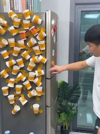 在家里装个#取杯器收纳一次性杯子干净卫生,拿取方便#美观实用#实用好物#一次性杯子置物架
