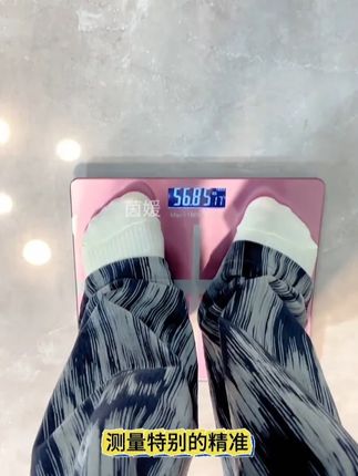 连一杯水都能称得出来,还带温度显示,玻璃面板,放在家里,一家老小都可以用#体重秤 #体重打卡 #电子体重秤