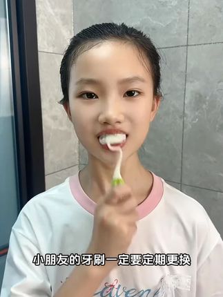 不要再给孩子用普通的牙刷了,刷不干净而且还伤牙龈,妈妈们可以试试这款根据#巴氏刷牙法 打造的儿童牙刷,能够让孩子养成良好的刷牙习惯,而且宝宝的每颗牙齿都能清洁到位!#儿童牙刷 #儿童乳牙刷 #儿童软毛牙刷 #母婴好物