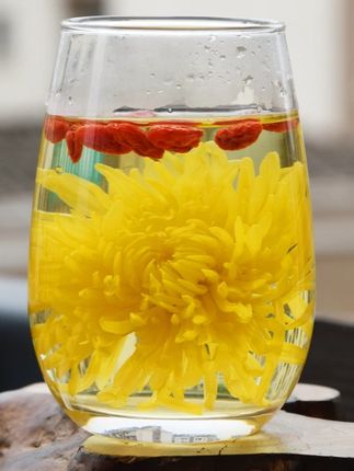 一颗就能泡一大杯的#金丝皇菊茶 ,泡出来朵朵圆润饱满,喝起来