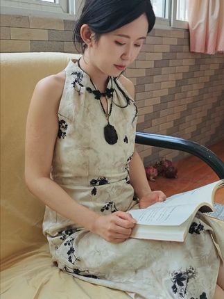 取悦自己,是最高级的浪漫。 这块香牌不是我需要,而是我值得。奖励努力生活的自己一份带着香气的礼物。#优雅女人 #东方美学 #工艺 #旗袍 #首饰