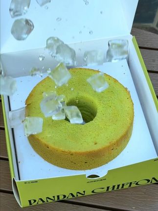 新加坡爆火的斑斓蛋糕终于被搬回国内了。#新加坡 #新加坡美食 #斑斓蛋糕 #甜品 #蛋糕