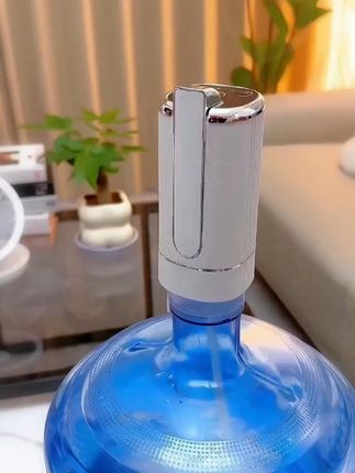 还在用传统饮水机?现在流行抽水器,方便卫生,健康卫生#折叠抽水器 #抽水器 #居家好物