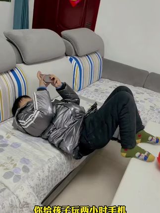 周末假期和孩子一起去户外玩纸飞机吧,小小的纸飞机也有大学问,看看谁飞的更 远!#纸飞机 #折纸 #童年的纸飞机 #益智玩具