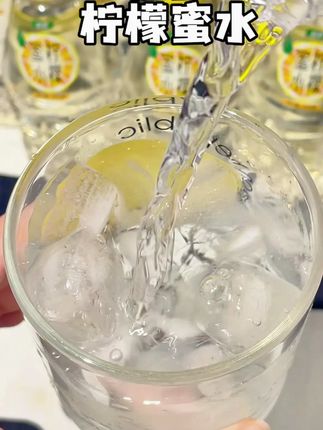 国民大品牌 #怡宝 他家的#柠檬水 性价比特别高,用地中海柠檬和进口蜂蜜调配而成,口感特别清爽#蜂蜜水#蜂蜜柠檬水#饮品推荐 #多喝水 #仙女都在喝什么