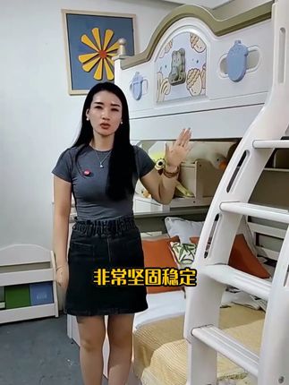 这款子母床高低铺实木床双层床,简直太让我满意了。它的凹槽防滑 爬梯采用了双重固定技术,非常坚固稳定,而且曲线弧度的设计,让爬梯更加圆润易攀爬。此外,它还升级了加粗床腿,使床体更加稳定。最贴心的是,它将梯子扶手加宽了 15 厘米,并且使用了环保的水性油漆,#上下床 #子母床 #源头工厂 #家具工厂 #实木双层床