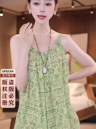 #时尚百搭吊带连衣裙#遮肉显瘦#谁穿谁好看 #度假风穿搭 #吊带连衣裙 每个女人都应该有件吊带裙吊带的