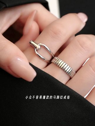 小众不撞款!这枚马蹄扣戒指,光面的质感超显精致,还是S925银材质的,佩戴非常舒适!#马蹄扣戒指 #时尚饰品 #开口戒指 #银饰
