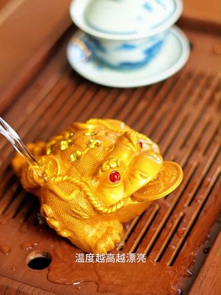 茶桌上为什么要放茶宠呢?这款会变色的三足金蟾摆件, 茶桌上为什么要放茶宠呢?这款会变色的三足金蟾摆件,口衔金币,转一转,寓意时来运转。头泡茶水通常都是不喝的,直接浇淋在它身上,温度越高越漂亮,背部北斗七星,十个铜钱币。整体造型圆润饱满,放在茶桌的任意一个角落都非常好看#茶具好物 #变色茶宠 #摆件