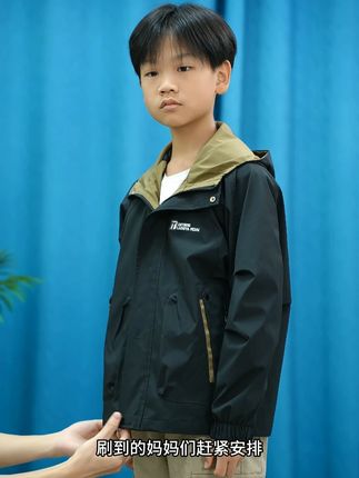 防风防水冲锋衣外套,最大码可以穿到150斤,成人小孩都可以穿#高品质童装 #冲锋衣 #潮童必备 #冲锋衣外套 #童装