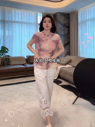 博主同款穿搭 佩斯利水墨旗袍桑蚕丝混纺上衣 精选桑蚕丝混纺面料 天然光泽感高级显贵 佩斯利水墨花纹复古优雅 立体雕花绒工艺精致重工 修身剪裁显瘦不紧绷 中式立领设计气质出众 单穿配牛仔裤新中式混搭 外搭西装外套时髦通勤 墨蓝黛紫双色可选 透气亲肤四季实穿 洗衣机洗不变形 约会宴会吸睛单品 #新中式上衣 #桑蚕丝服饰 #显瘦穿搭 #微胖穿搭 #老杨的私服