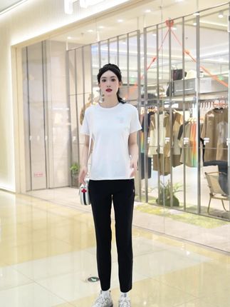 轻盈绽放,每一面都迷人 #FILA #斐乐吉林女装 #每日搭配分享👗时尚穿搭 #面料舒适透气 #短袖t恤