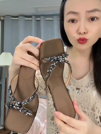 潮牌千金气质缎面方头水钻一字带细跟凉拖女2025夏季新款猫跟凉鞋#好鞋推荐 #好穿不累脚 #高跟鞋 #总有一款适合你 #女鞋