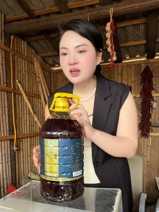 菜籽油要吃二级油,工艺要选压榨工艺,这样的菜籽油炒菜才会香。#菜籽油 #食用油 #农产品 #卡妈 #土特产走出大山