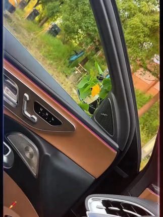 奔驰原车黑色喇叭暗淡无光,非常不上档次,安装一套柏林之声喇叭罩,一比一原车开模,表面打孔设计,3M无痕胶安装牢固,不影响原车音质,档次瞬间提升! #奔驰 #奔驰c260l #奔驰e300l #奔驰glc