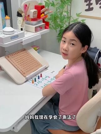 #一升二 乘法口诀不用死记硬背,女儿数形结合学乘法,先理解含义,不用死记硬背,边玩边练掌握更牢固#乘法口诀 #乘法口诀不用背 #暑假作业 #教学玩具