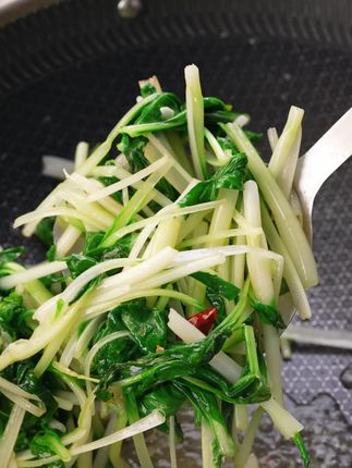 爷爷说正宗黑猪油,常温放也不变味 炒菜时随取随用,不用总跑冰箱,他说 “好黑猪油耐放,靠的是原料好”#美食 #猪油