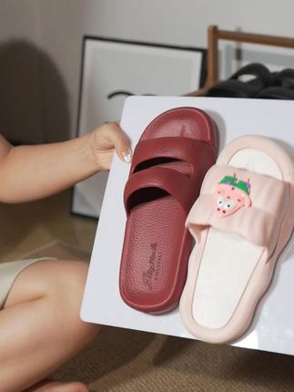 鞋底像轮胎胎面!深槽防滑纹扒住地面,浴室跑跳都像踩了防滑垫~”#好物推荐 #软底软面穿上超舒服 #拖鞋 #夏季必备 #好物推荐