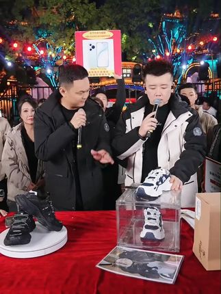#木森大舞台 这双简约设计的西域骆驼跑鞋真的太好看了叭!真的谁穿谁好看,西域骆驼简直是在开挂啊!这双跑鞋真的百搭,上脚既不笨重还很轻便,鞋底防滑,轻便耐穿!只需129.9元就能带回家,需要的赶紧下单拉~#木森大舞台#运动鞋 #跑鞋 #好穿不累脚 #秋冬穿搭