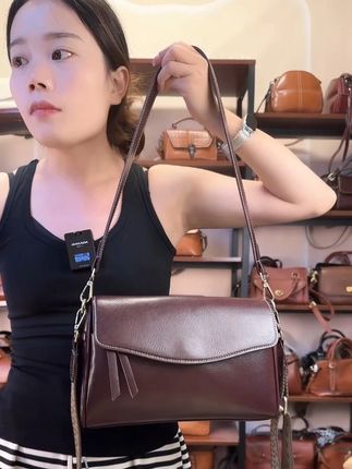 儿童音乐老师的韵律包!这只牛皮包装下音符时光🎵 儿童音乐老师姐妹快冲!这只浅蓝色牛皮包太有童真了~ 带着细腻纹路的头层牛皮,包身印着可爱的音符图案,背着去教室,刚拿出小铃鼓就有小朋友问 “老师的包会唱歌吗?太可爱了”! 容量能装下音乐装备:小乐器、乐谱、节拍器全装下,侧袋放贴纸和湿纸巾,奖励小朋友时随手就能用;内侧的绒布层超贴心,把易碎的乐器和教具分开,避免损坏;牛皮材质超耐用,被小朋友不小心洒了果汁也不怕,擦一擦照样好看,背着它去音乐展演,其他老师都夸 “这包和音乐课太配了”~现在它就是我的 “韵律搭档”,每次看到包上的音符,备课都更有灵感,家长都夸 “包和你一样懂孩子”! #美包分享 #包包推荐 #包包控 #斜挎包 #包包种草