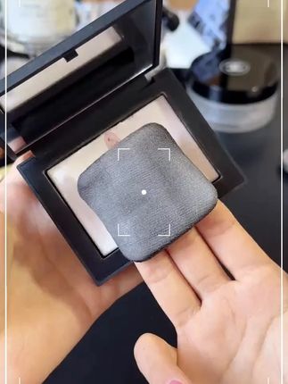 定妆斑驳卡粉的原因找到了!要么没自带粉扑,要么自带的没绑带,要么有绑带的又看不出取了多少粉!我直接换了这个黑色植绒粉扑!取粉量一清二楚!定妆丝滑牢固!#粉扑 #定妆 #粉扑推荐