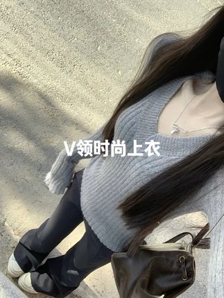 灰色v领坑条针织衫收腰显瘦长袖打底衫毛衣#ootd穿搭 #我的夏日ootd #显瘦遮肉 #品质女装 #小个子显高显瘦穿搭