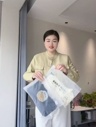 欧卡珊春夏小凉风提拉吊带背心冰丝肌底衣带胸垫聚拢美背可外穿-3 终于找到了一件适合夏天穿的吊带背心了,自带胸垫 提拉设计,冰丝面料,上身冰冰凉凉,可外穿,可当内搭,弹力大,怎么搭配都好看 #背心穿搭 #一体式背心