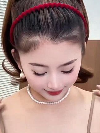 姐妹们这款刘海固定发箍真得很不错,戴在头上不松不紧刚刚好,而 #发箍这样戴好美#  优雅气质  #头饰搭配