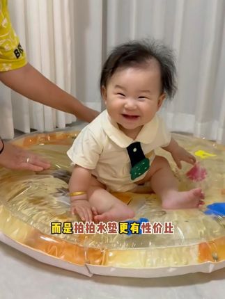 天气热了,给宝宝买了个拍拍水垫,再也不怕它把水弄的到处都是,还有利于宝宝触觉视觉发展、颜色认知#宝宝玩水#拍拍水垫#爬行垫#夏季必备#水画布